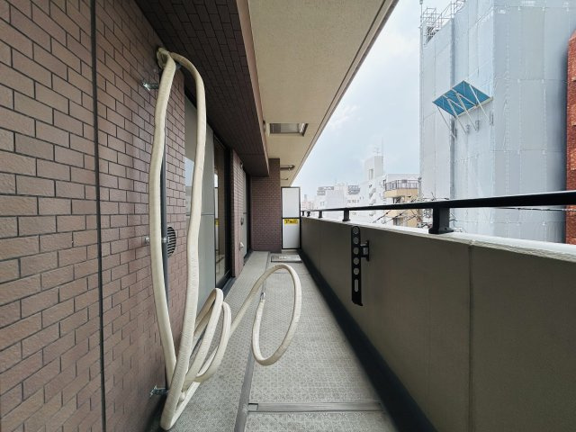 個人的に思うのは、、玄関開けて奥行感ある部屋も良いけれど、横に広がっている空間の方が好きっ！！共感できる方は、まずクリッククリック！！！な、『日神パレステージ横浜第２』リノベーションのバルコニー|広々としたバルコニーです