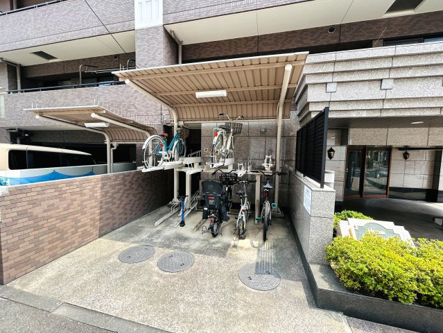 個人的に思うのは、、玄関開けて奥行感ある部屋も良いけれど、横に広がっている空間の方が好きっ！！共感できる方は、まずクリッククリック！！！な、『日神パレステージ横浜第２』リノベーションの駐輪場