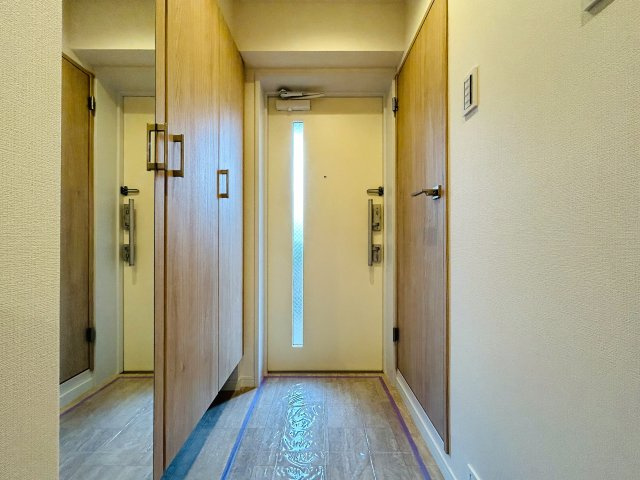 個人的に思うのは、、玄関開けて奥行感ある部屋も良いけれど、横に広がっている空間の方が好きっ！！共感できる方は、まずクリッククリック！！！な、『日神パレステージ横浜第２』リノベーションの玄関|毎日通る玄関はこちらです