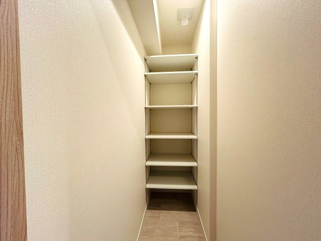 個人的に思うのは、、玄関開けて奥行感ある部屋も良いけれど、横に広がっている空間の方が好きっ！！共感できる方は、まずクリッククリック！！！な、『日神パレステージ横浜第２』リノベーションの収納|S.I.Cです