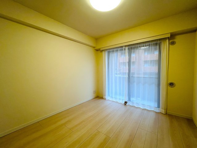 個人的に思うのは、、玄関開けて奥行感ある部屋も良いけれど、横に広がっている空間の方が好きっ！！共感できる方は、まずクリッククリック！！！な、『日神パレステージ横浜第２』リノベーションの洋室|個人の部屋や寝室として使える洋室です