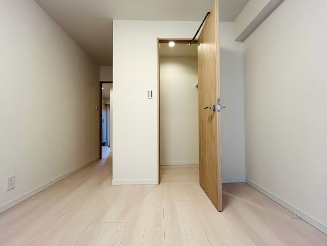 個人的に思うのは、、玄関開けて奥行感ある部屋も良いけれど、横に広がっている空間の方が好きっ！！共感できる方は、まずクリッククリック！！！な、『日神パレステージ横浜第２』リノベーションの洋室|洋室です