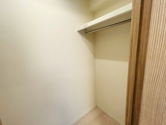 個人的に思うのは、、玄関開けて奥行感ある部屋も良いけれど、横に広がっている空間の方が好きっ！！共感できる方は、まずクリッククリック！！！な、『日神パレステージ横浜第２』リノベーションの収納|ちょっとした収納スペースも充実しています