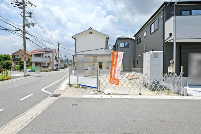 ファーストタウン伊丹市堀池2丁目新築一戸建て全2区画│3LDK+駐車2台可の外観|2面道路に面した角地で開放感を実感。明るく風通しの良い住空間です。