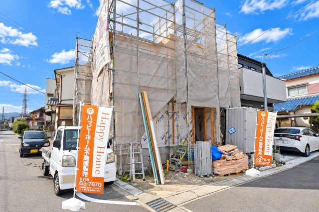 ファーストタウン伊丹市堀池2丁目新築一戸建て全2区画│3LDK+駐車2台可の前面道路含む現地写真|2面道路に面した角地で開放感を実感。明るく風通しの良い住空間です。
