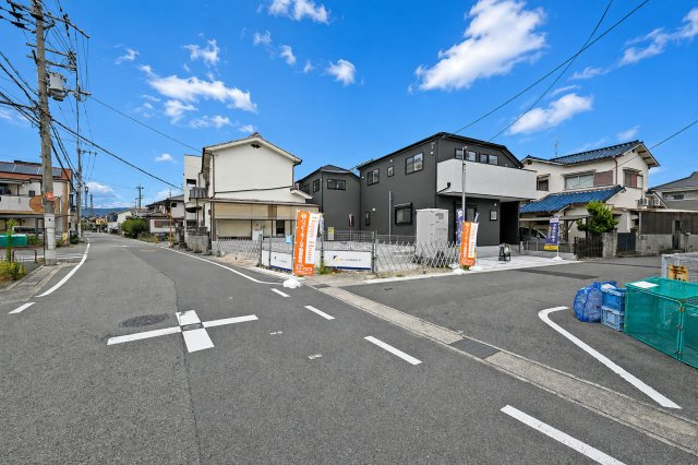 ファーストタウン伊丹市堀池2丁目新築一戸建て全2区画│3LDK+駐車2台可の前面道路含む現地写真|2面道路に面した角地で開放感を実感。明るく風通しの良い住空間です。