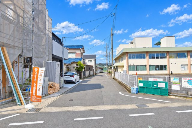 ファーストタウン伊丹市堀池2丁目新築一戸建て全2区画│3LDK+駐車2台可の前面道路含む現地写真|東側道路幅員幅は約5.9ｍ幅です。