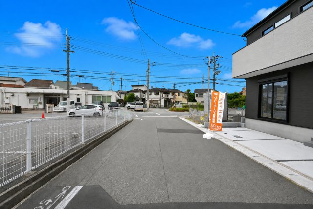 ファーストタウン伊丹市堀池2丁目新築一戸建て全2区画│3LDK+駐車2台可の前面道路含む現地写真|東側道路幅員幅は約5.9ｍ幅です。