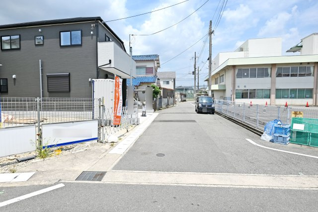 ファーストタウン伊丹市堀池2丁目新築一戸建て全2区画│3LDK+駐車2台可の前面道路含む現地写真|東側道路幅員幅は約5.9ｍ幅です。
