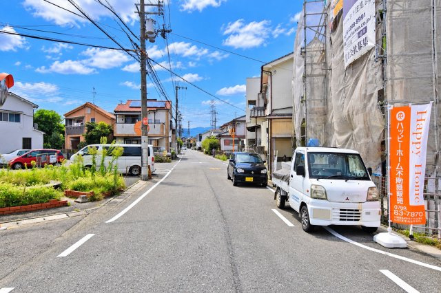 ファーストタウン伊丹市堀池2丁目新築一戸建て全2区画│3LDK+駐車2台可の前面道路含む現地写真|東側道路幅員幅は約5.9ｍ幅です。