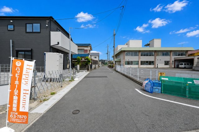 ファーストタウン伊丹市堀池2丁目新築一戸建て全2区画│3LDK+駐車2台可の前面道路含む現地写真|東側道路幅員幅は約5.9ｍ幅です。