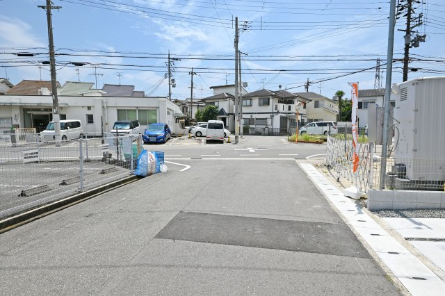 ファーストタウン伊丹市堀池2丁目新築一戸建て全2区画│3LDK+駐車2台可の前面道路含む現地写真|東側道路幅員幅は約5.9ｍ幅です。