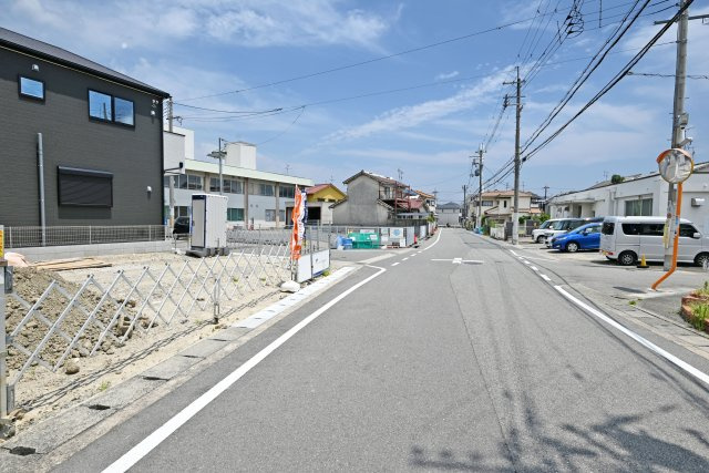 ファーストタウン伊丹市堀池2丁目新築一戸建て全2区画│3LDK+駐車2台可の前面道路含む現地写真|南側道路幅員幅は約6.9ｍ幅です。