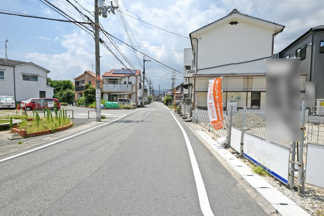 ファーストタウン伊丹市堀池2丁目新築一戸建て全2区画│3LDK+駐車2台可の前面道路含む現地写真|南側道路幅員幅は約6.9ｍ幅です。