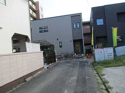 広島市佐伯区五日市中央３丁目の前面道路含む現地写真