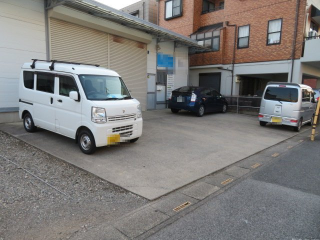 川口市南鳩ヶ谷４丁目の倉庫の駐車場