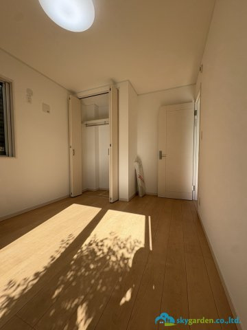 鎌倉市腰越1丁目　中古戸建の洋室|明るい洋室です