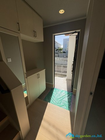鎌倉市腰越1丁目　中古戸建の玄関|明るい玄関です