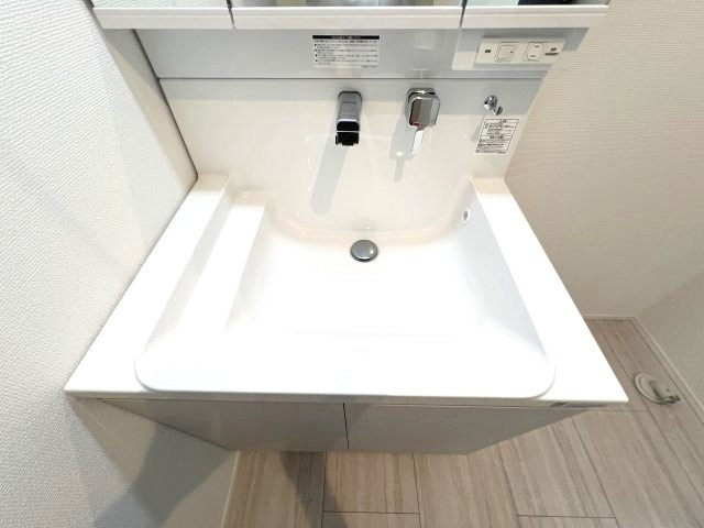 青梅市長淵1丁目　新築戸建全10棟の独立洗面台|ハイバックタイプの洗面台｡継ぎ目や凸凹といった箇所がないため、洗面化粧台全体を簡単に掃除することができます。