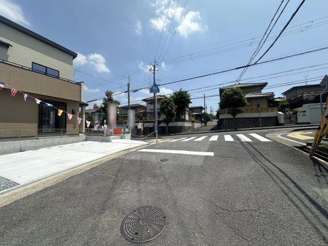 神戸市西区秋葉台２丁目新築戸建の前面道路含む現地写真