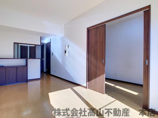 宗像市葉山２丁目の賃貸マンションの居間・リビング