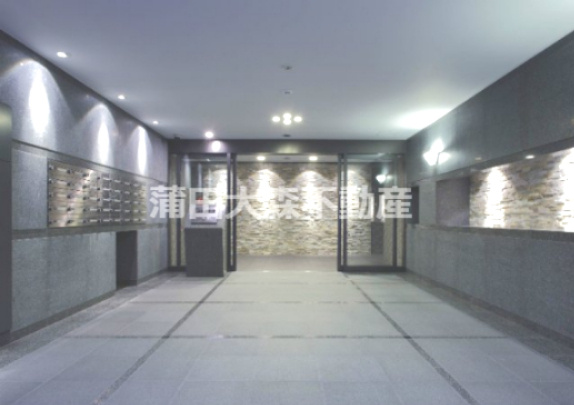 ルーブル多摩川九番館のエントランス|オートロック防犯カメラ宅配BOX付の広々エントランス