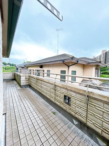 【バルコニー】 | 取手市米ノ井　中古戸建 | 広々としたバルコニー。お洗濯物もぜーんぶ干せちゃいます！！