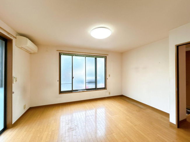 【洋室】 | 取手市米ノ井　中古戸建 | 机にベットを置けば子供部屋の完成です！