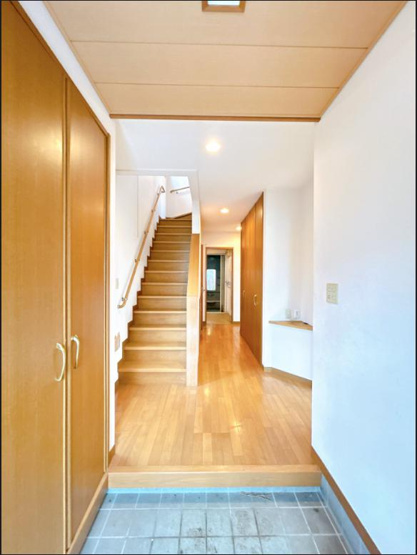 【玄関】 | 取手市米ノ井　中古戸建 | 天井までの高さがあるタップリ玄関収納！