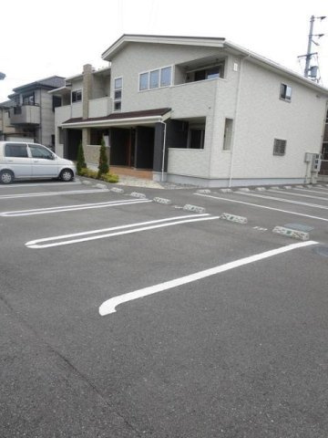 ルミナス名東　Ⅲの駐車場|駐車場があります