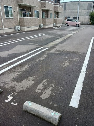 ラ・ドゥサーⅣの駐車場|車をお持ちの方に嬉しい駐車場付きの物件です