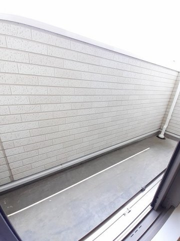 メゾンリヴィエールＣのバルコニー|お洗濯にも便利なバルコニー付き