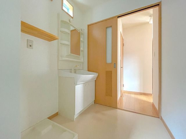NEW BEGININGの洗面所|明るい洗面所です
※違うお部屋の写真を使用しております