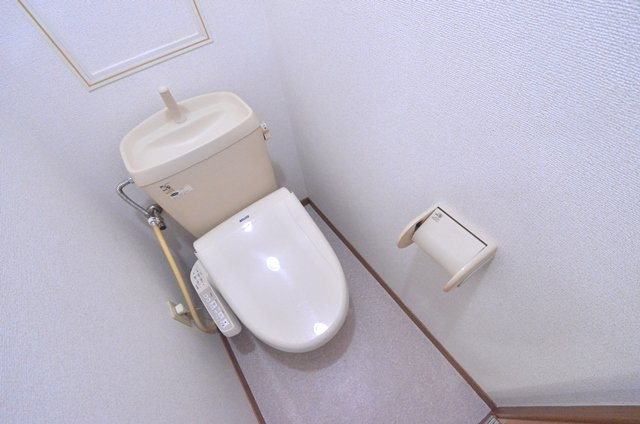 シンプルで掃除のしやすいトイレです♪