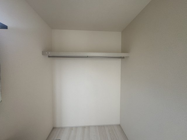豊見城市豊見城（全4棟）3号棟の収納|3号棟　洗面室にはハンガーパイプ収納付き♪