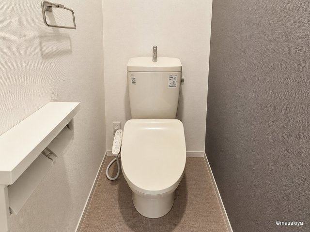 アラモードのトイレ|写真は同タイプのものです。色、仕様は若干異なります。