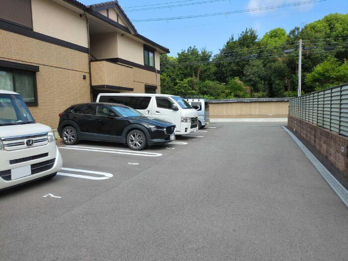 フォレスタ小津の駐車場