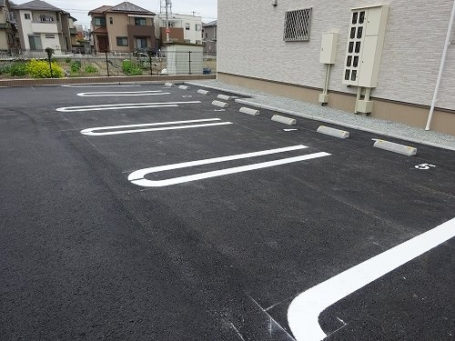 トロワ　エスポワールの駐車場