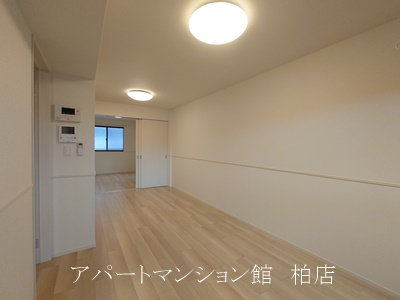 ジェルメ柏B棟の居間・リビング