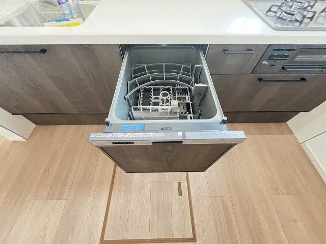 【キッチン】 | 福岡市東区三苫2丁目4期　1号棟（全2棟）【仲介手数料無料・0円】 | 施工例。施工例は完成時と異なる場合があります。