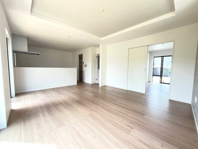 【居間・リビング】 | 福岡市東区三苫2丁目4期　1号棟（全2棟）【仲介手数料無料・0円】 | 施工例。施工例は完成時と異なる場合があります。