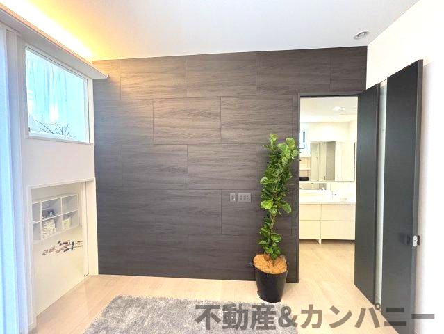 ミサワホームタウンさくら小西のその他|シックなクロスが部屋を引き締めます