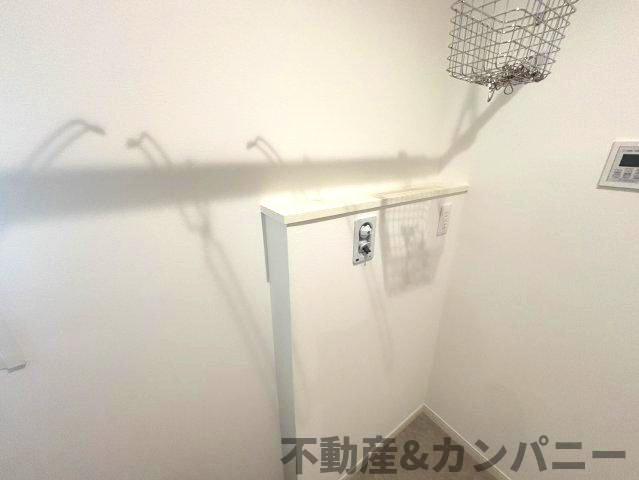 ミサワホームタウンさくら小西のランドリースペース|洗濯機の背面にはちょっとしたものを置くことができます
