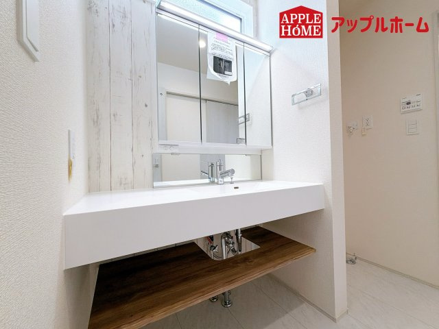 さいたま市桜区塚本の独立洗面台|三面鏡付きの洗面化粧台ですので、たっぷりと収納いただけます。白を基調とした清潔感のある快適空間です。毎日の身支度も気持ち良くお使い頂けます！！