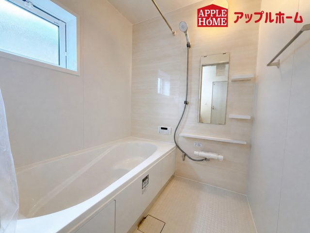 さいたま市桜区塚本の浴室|窓付きのバスルームは、採光もあり明るく気持ちの良い空間です。窓があることで、換気環境も良好。掃除もスムーズに出来ます