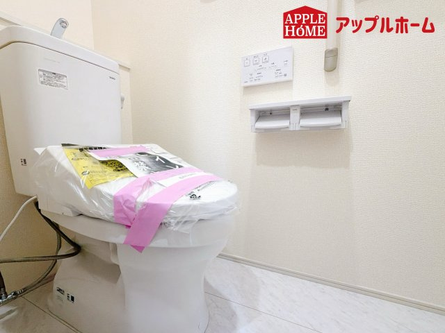 さいたま市桜区塚本のトイレ|温水洗浄器付き便座を標準装備してます♪窓付きで明るく、快適空間となっております。毎日使う場所だからこその配慮です。