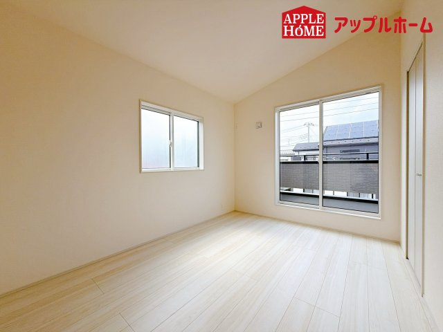 さいたま市桜区塚本の洋室|窓からの光の差し込みは生活を温かく包みます。