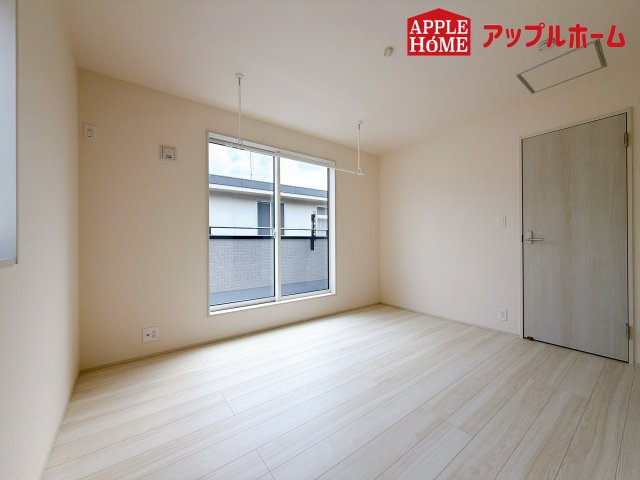 さいたま市桜区塚本の洋室|クローゼット付きの洋室は、収納スペースが豊富で部屋全体がすっきりと片付きやすいのが特徴です。衣類や荷物を整理しやすく、生活感を抑えた洗練された空間を保てます。