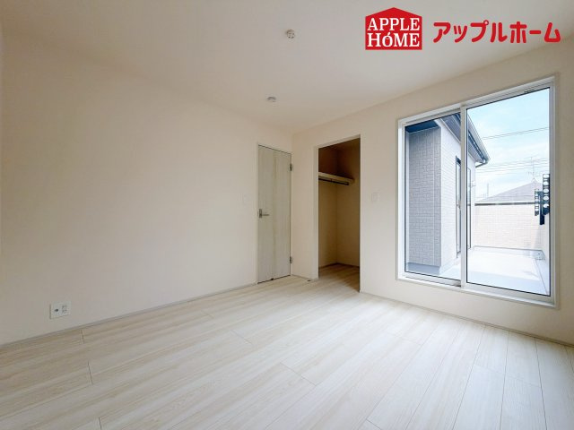 さいたま市桜区塚本の洋室|居室は全室収納あり！たっぷりある収納活用でお部屋もキレイを保てます♪