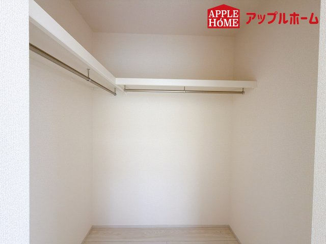 さいたま市桜区塚本の収納|お洋服を大切にされる方に大変喜ばれる、ウォークインクローゼット。お洋服以外にも掃除機やスーツケースなどを一箇所に集約できるのは魅力ですね！扉が一箇所ですので、お部屋の見た目にもスッキリ！